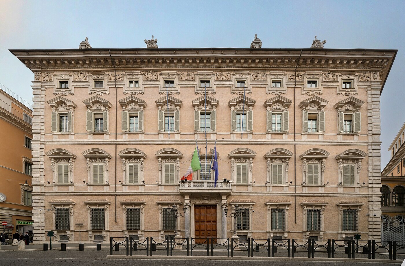 资料图:罗马马达马宫(Palazzo Madama)正立面,二楼阳台上方挂着意大利国旗与欧盟旗帜,意大利参议院所在地(图:Merulana / Wikimedia Commons,CC BY-SA 4.0,2022 年 12 月 11 日拍摄)