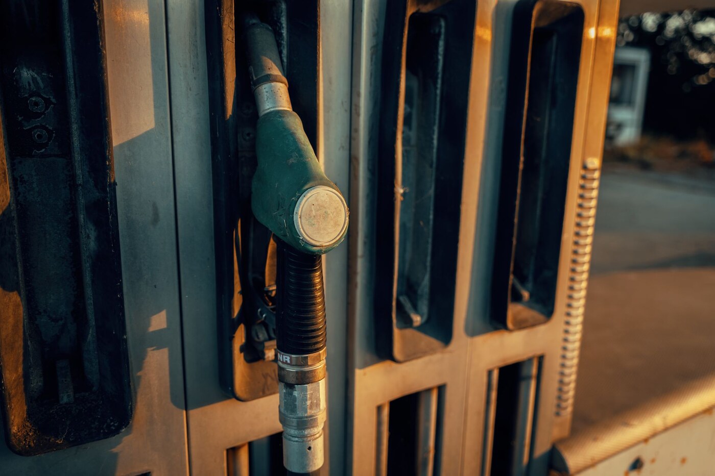 资料图:加油站的加油枪特写,图:Michael Pointner / Pexels 图库照片,示意图,非意大利某具体油站