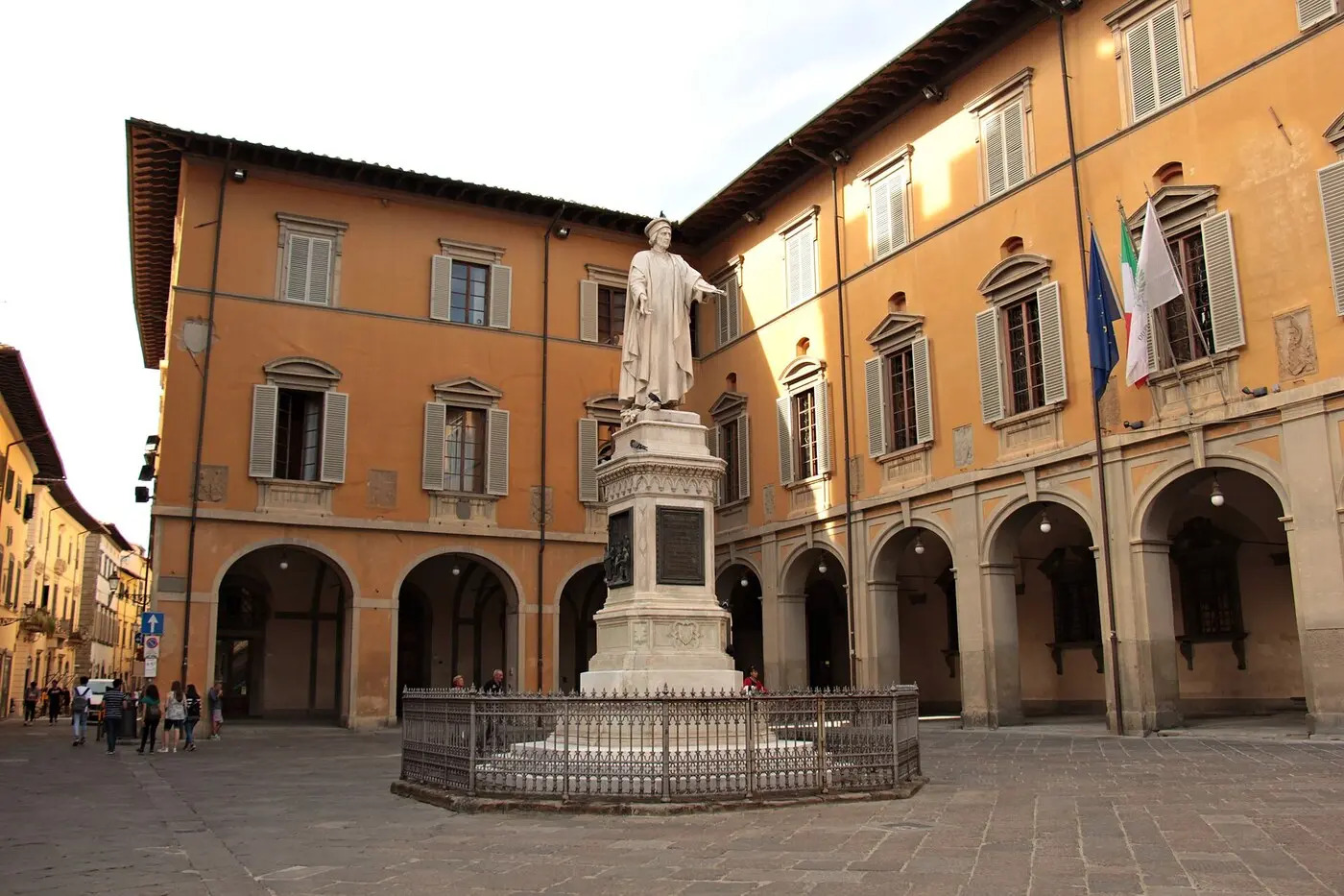 资料图:普拉托市政厅所在的Piazza del Comune,广场中央是围栏围起的雕像,楼前挂有欧盟、意大利等旗帜(图:Simo13u / Wikimedia Commons,CC BY-SA 4.0,2019年9月摄)
