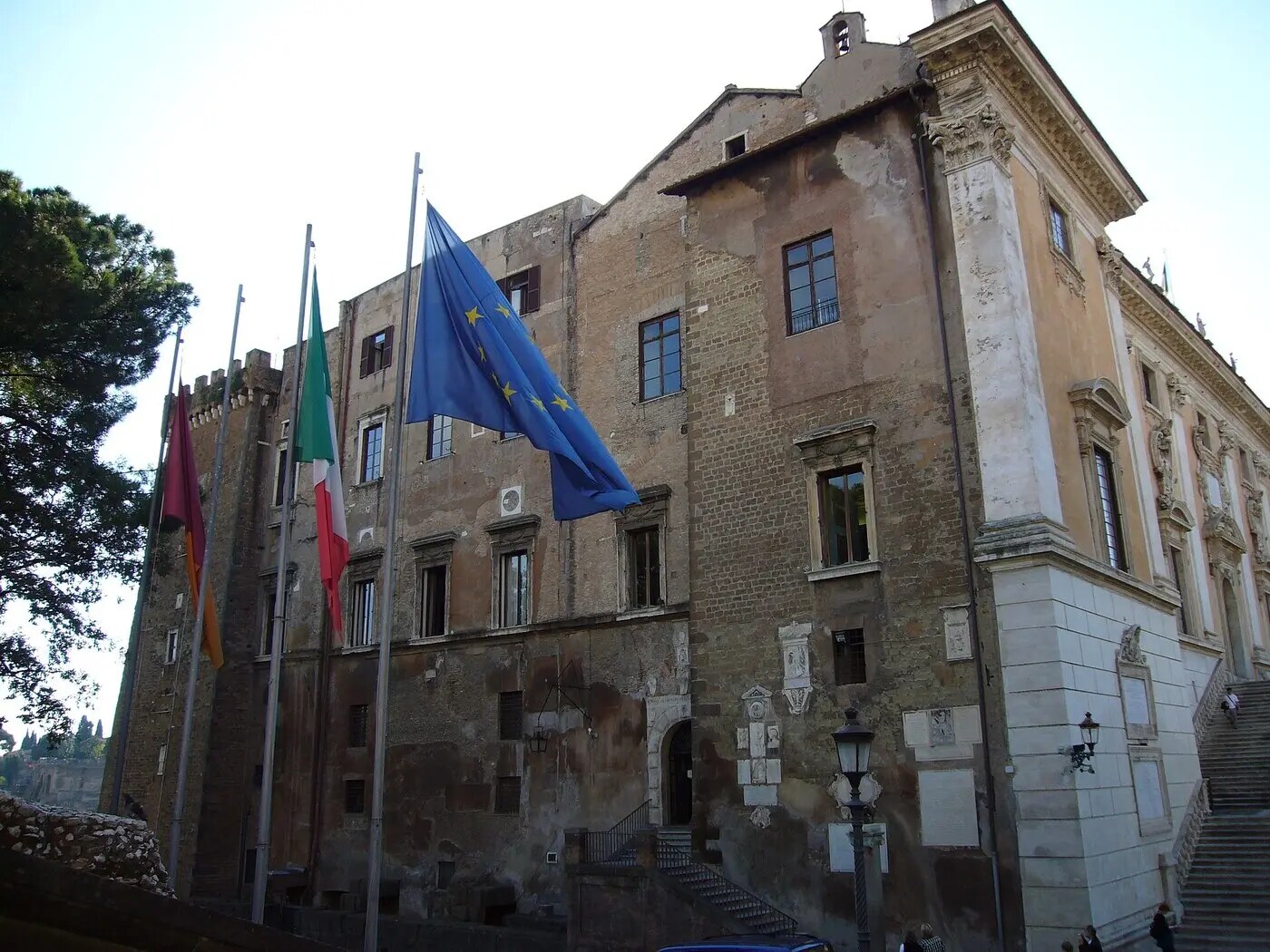 罗马卡比托利欧山上的元老宫(Palazzo Senatorio)侧面,楼前旗杆上挂着欧盟旗、意大利国旗和红黄两色旗,资料图(图:Lalupa / CC BY-SA 4.0)