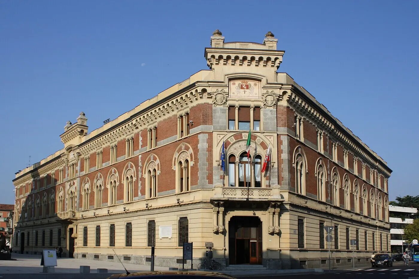 资料图:莱尼亚诺市政府所在地 Palazzo Malinverni,红砖配浅色石材的外墙,正门阳台上挂着欧盟旗、意大利国旗等三面旗帜,2013 年 9 月摄(图:Dario Crespi / Wikimedia Commons,CC BY-SA 3.0)